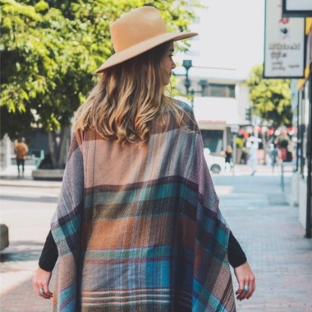 ๐จ LAST ONE! REMI Autumn Plaid Pocketed Ruana - Picture 4 of 10